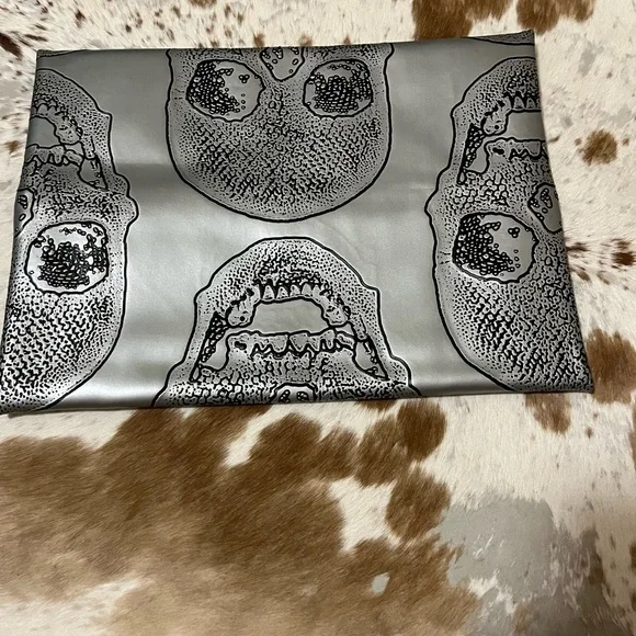 NWT Makeup Junkie Size Large Silver Skull Print Clutch - Picture 3 of 3